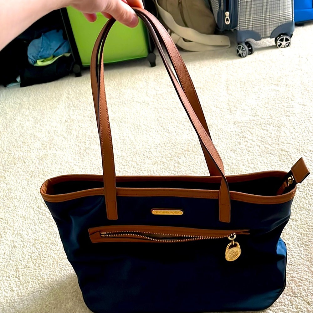 Micheal kors handbag! Lightly used.
